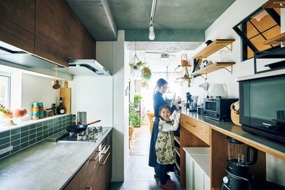 キッチンとダイニングの扉をなくしてスムーズに。築35年のマンションリノベ事例