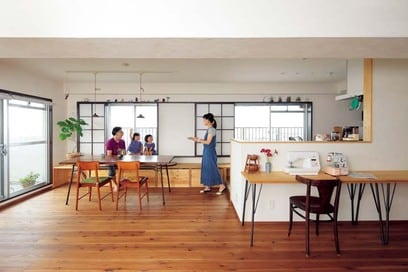 【マンションリノベ事例】広いベンチでひと休み。レトロな雰囲気の家事動線がスムーズな家