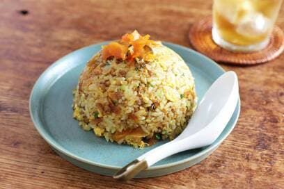 食欲を刺激するカレーチャーハン。福神漬けも炒めるのがコツ