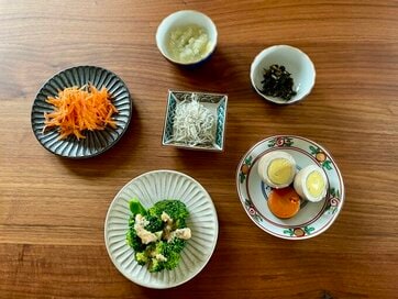 60代、食器は「一軍だけ」が快適。豆皿をに少しずつ盛りつければ、食卓が自然と整う