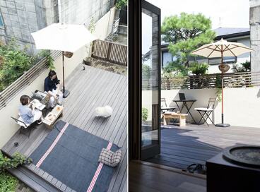 【戸建てリノベ事例】躯体の鉄骨が美しいLDK。広いウッドデッキを愛犬も喜ぶセカンドリビングに