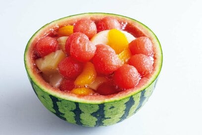 丸ごとスイカのフルーツポンチ。見た目も映えるひんやりスイーツ2つ