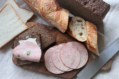 家でパンを切るコツ。包丁を温めると薄いスライスも簡単