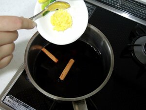 すりおろしレモンを加えたら、強火でコトコト煮る