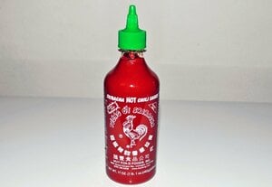 テーブルには塩コショウ、そしてシラチャー!