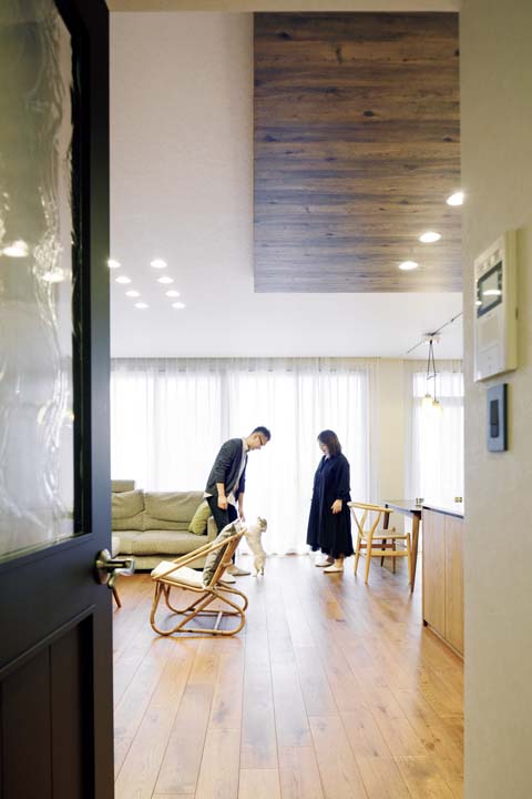 愛犬のこむぎちゃんと過ごすKさん夫妻