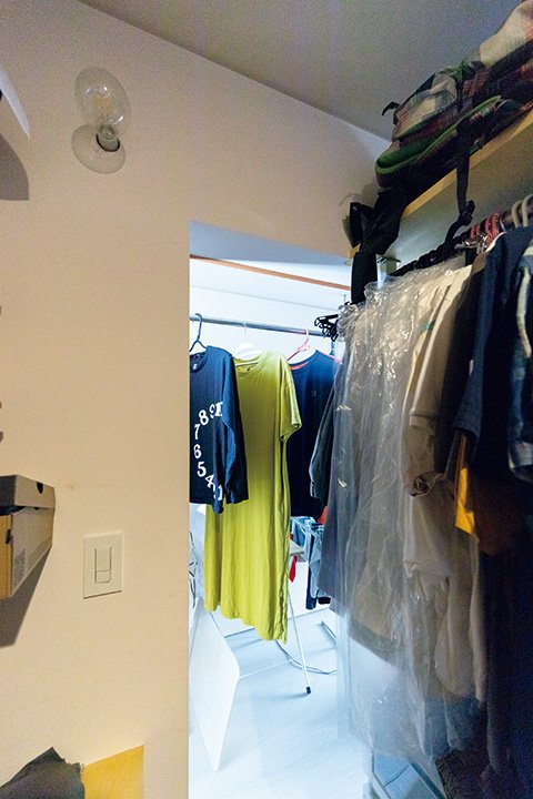 洗濯物はハンガーにかけたまま、ファミリークロゼットに収納