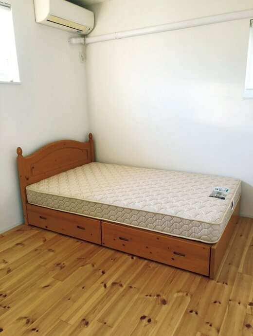 片付ける前の寝室