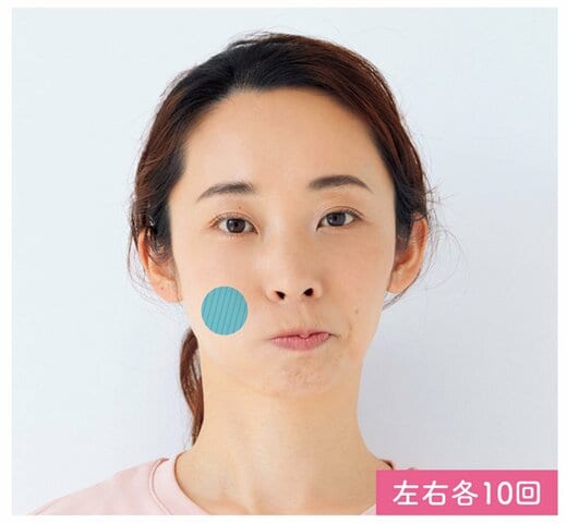 左右でぶくぶくうがいする女性