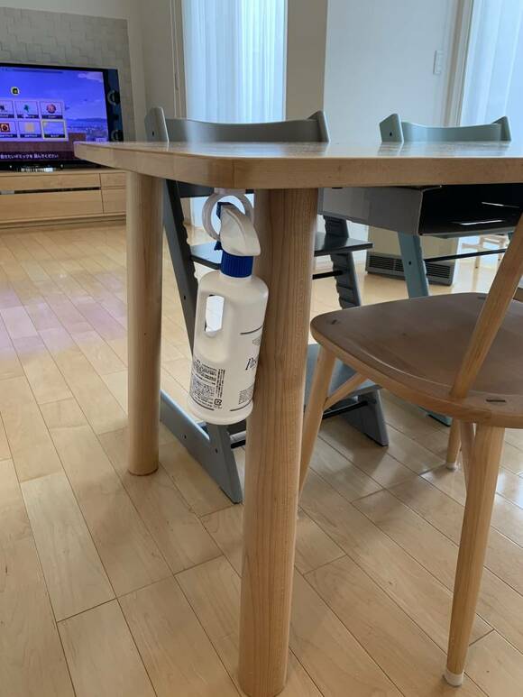 テーブルの脚にスプレーを収納