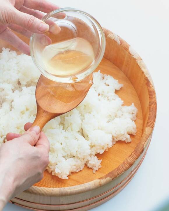ご飯にすし酢をかける