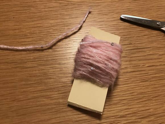 毛糸のポンポンをつくる