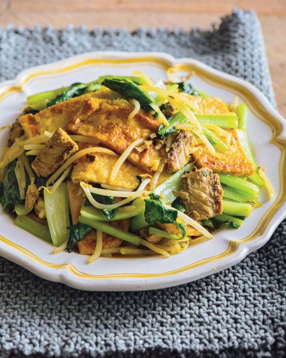 こんがり油揚げとサバ缶のカレー炒め