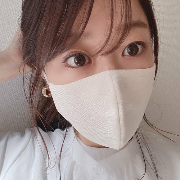 ホワイトマスクをつけた女性アップ