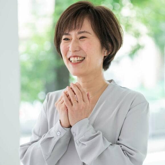 手を合わせる女性