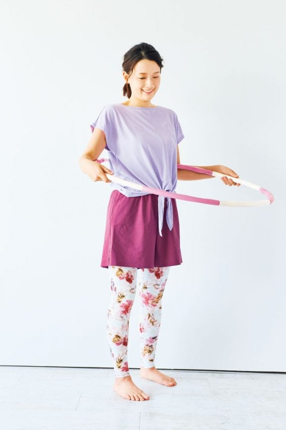 フラフープを使う女性