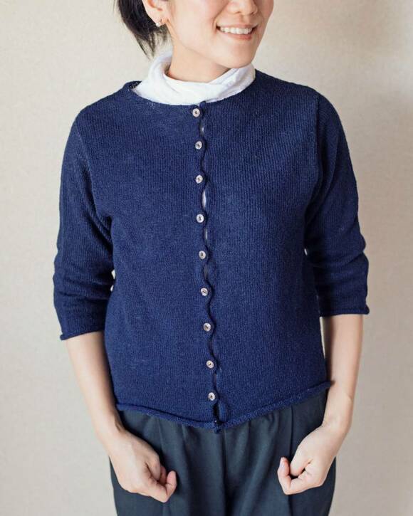 紺色カーディガン丸首