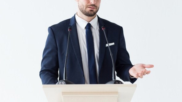 スピーチをする様子