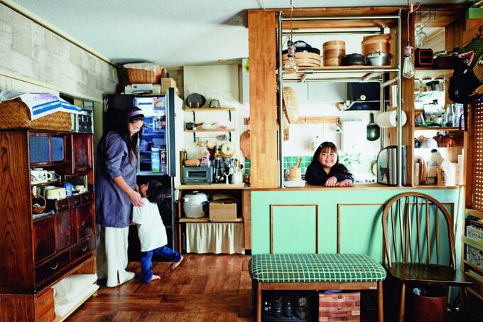 リビングに子どもと女性