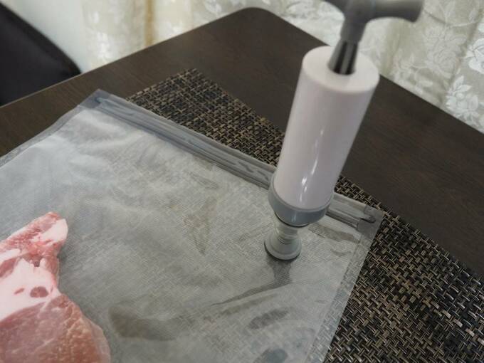 真空フリーザーバッグにポンプ