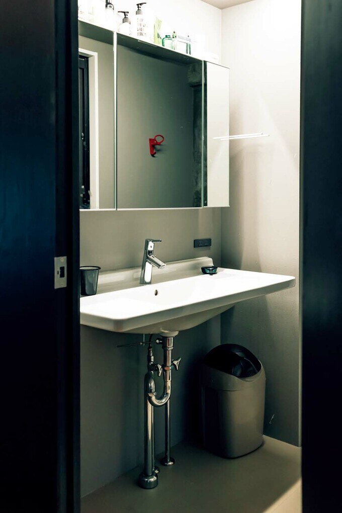 カウンターと洗面ボウルが一体型の機能的な洗面台