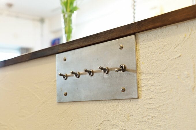 照明のスイッチはすべてトグルスイッチに