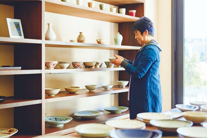 うつわ祥見の店内と飛田和緒さん