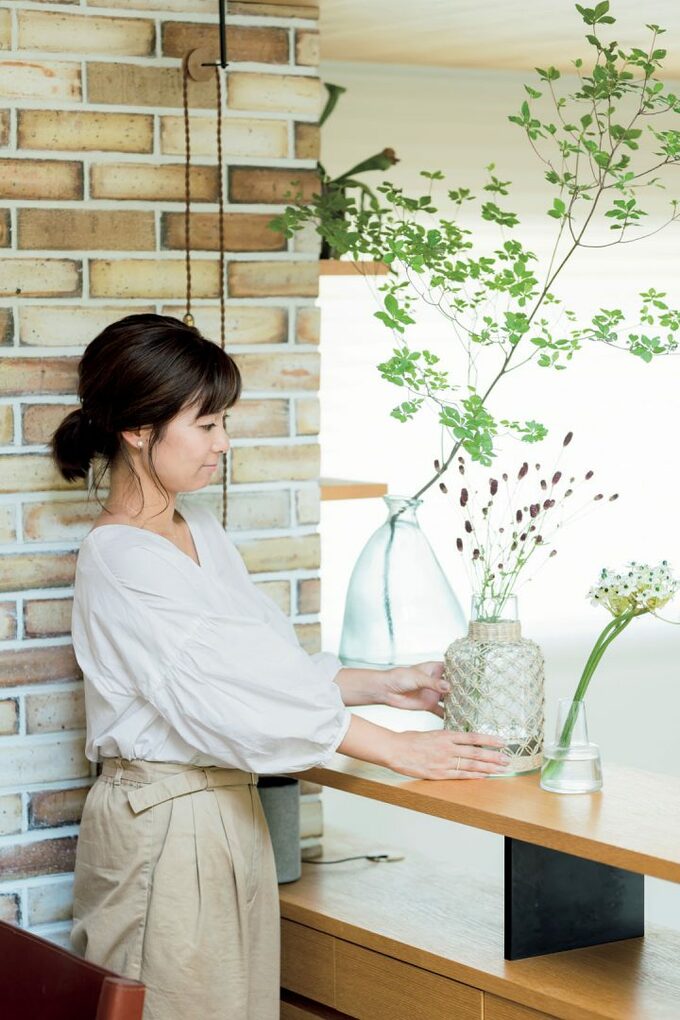 女性植木に手を添えている所