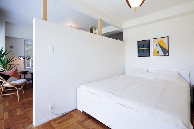 壁を立ててリビングとゆるく仕切った開放的で風通しも良好な寝室