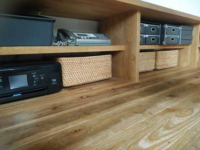 テレビボードの下は収納