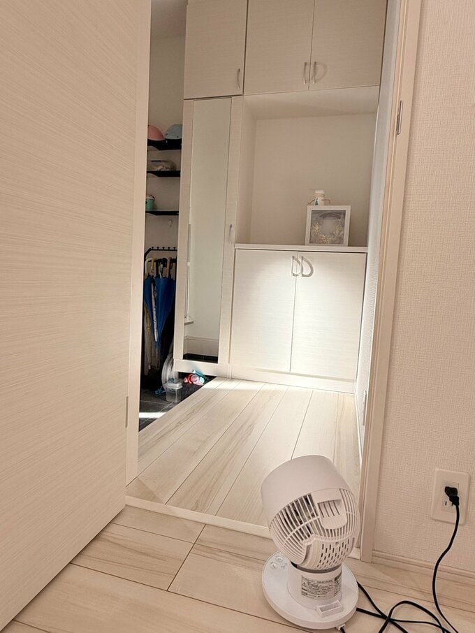 玄関にサーキュレーターをかけている図