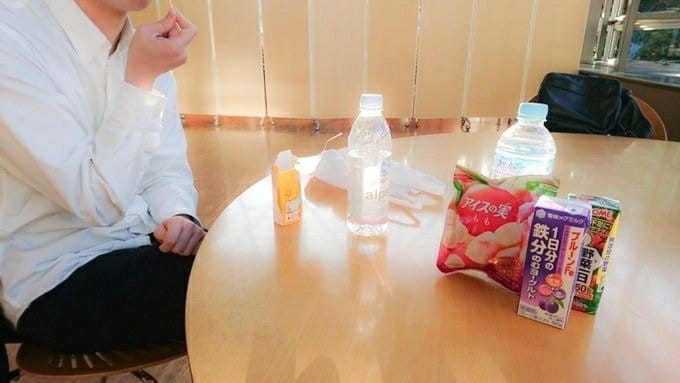テーブルに飲み物