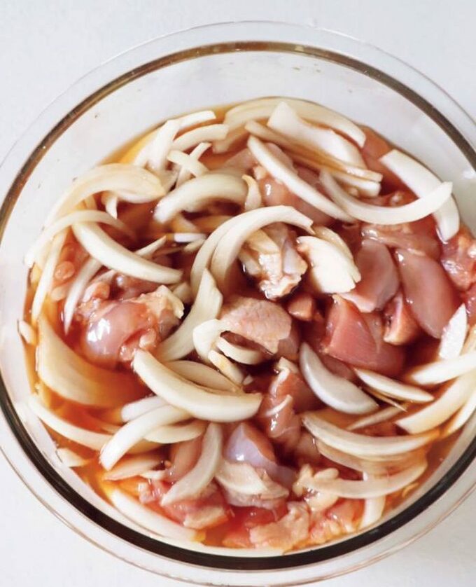 ボウルにタマネギ鶏肉