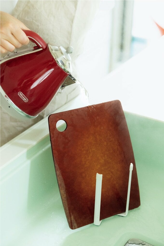 まな板に熱湯をかける