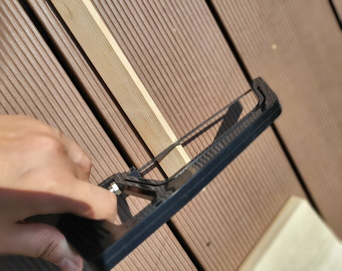 ノコギリでカット