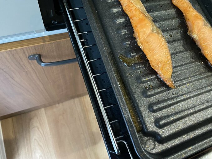 グリル専用の焼き魚トレイで魚を焼く