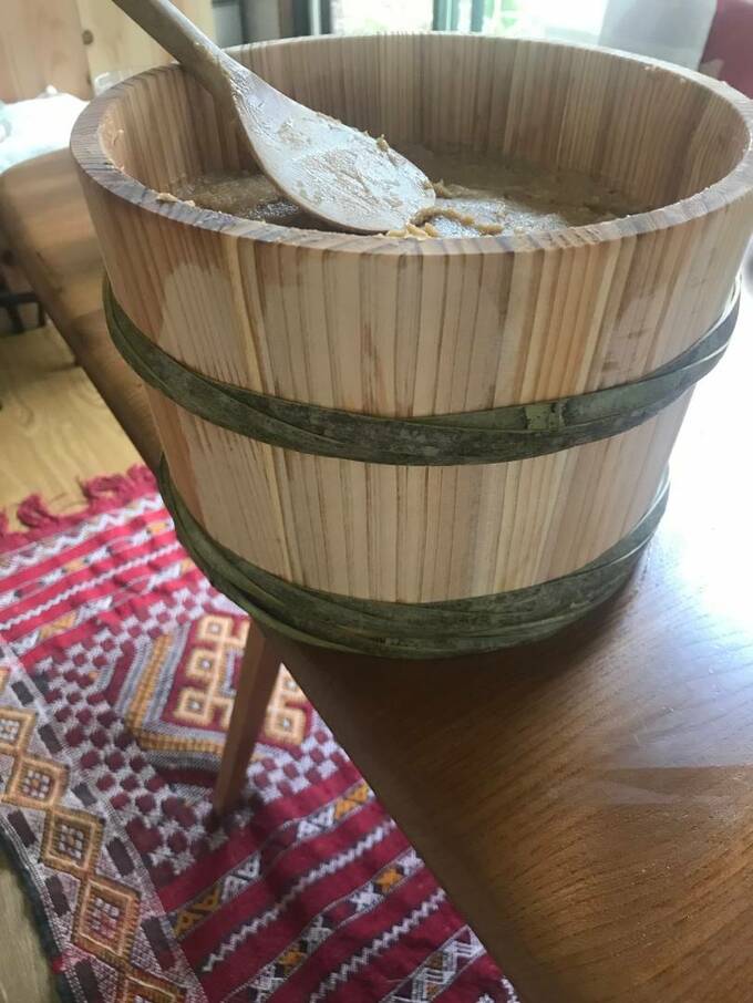 みそが入った杉樽