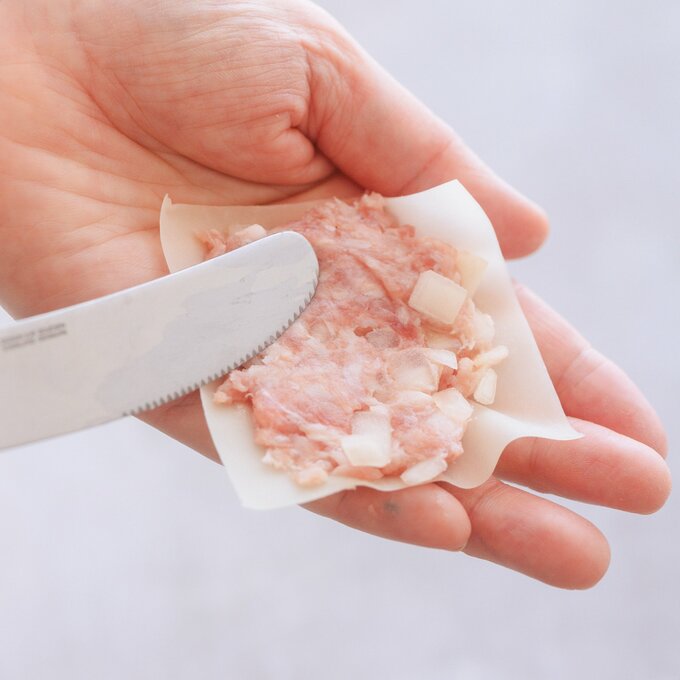 シューマイの皮の上にタネを乗せる