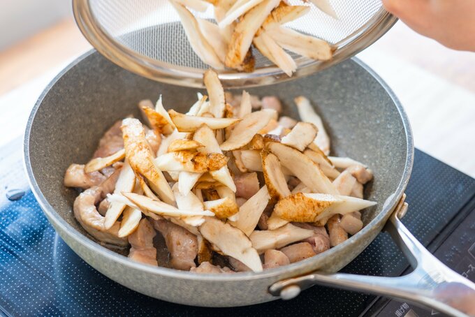 ゴボウを入れて炒める