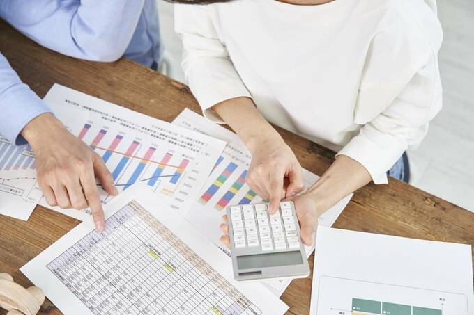 電卓を持って計算する様子