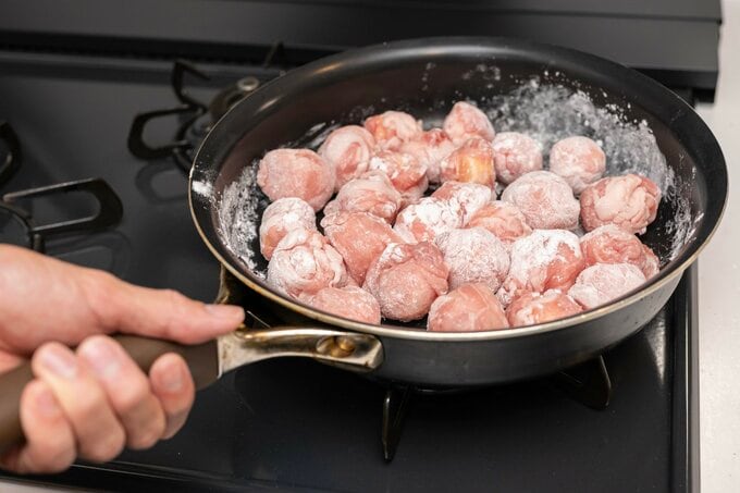 片栗粉を肉にまとわせる