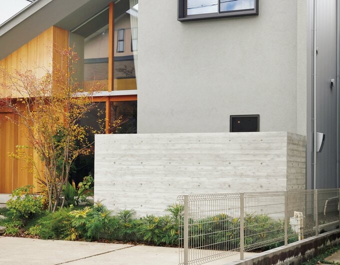 グレーの左官材とナチュラルカラーのレッドシダーを組み合わせ