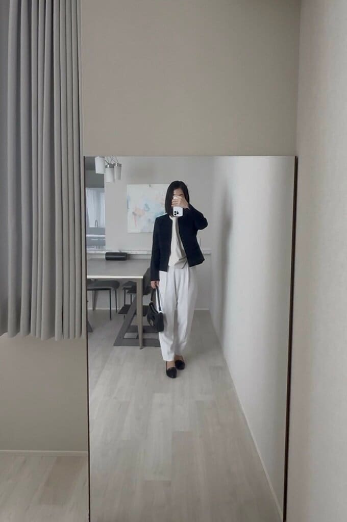 姿見に移る式典服を着た女性