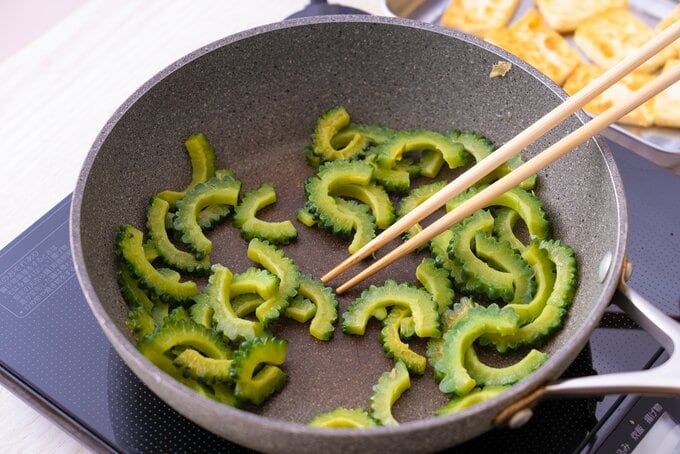 ゴーヤーを炒める