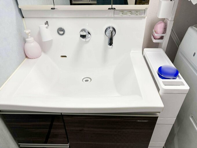 洗面台の横に隙間収納が置かれている様子