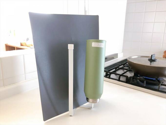 エコスタンドに水筒とまな板