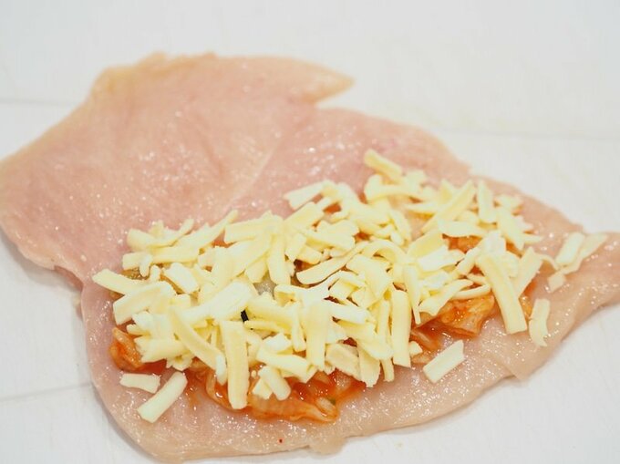 鶏胸肉にチーズとキムチ