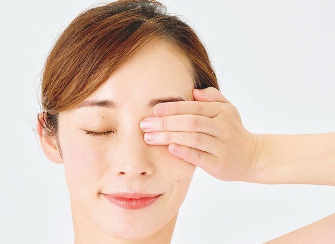 目を閉じ、手のひらをまぶたに密着