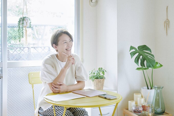 ノートに考えや感情を素直に書き出す