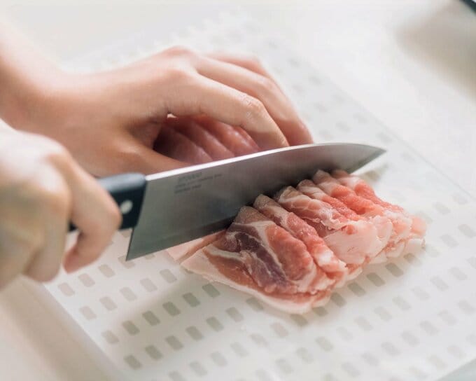 肉や魚を直接まな板に置かない